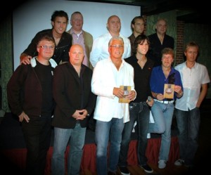 Uitreiking eerste exemplaar door Nick & Simon